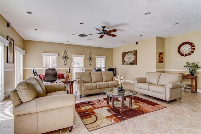 Building Photo - 1400 Arrowhead Cir W