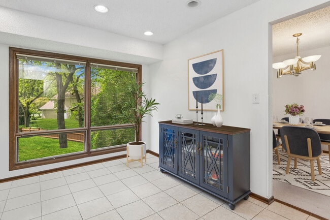 Building Photo - 6610 Pinehurst Ct