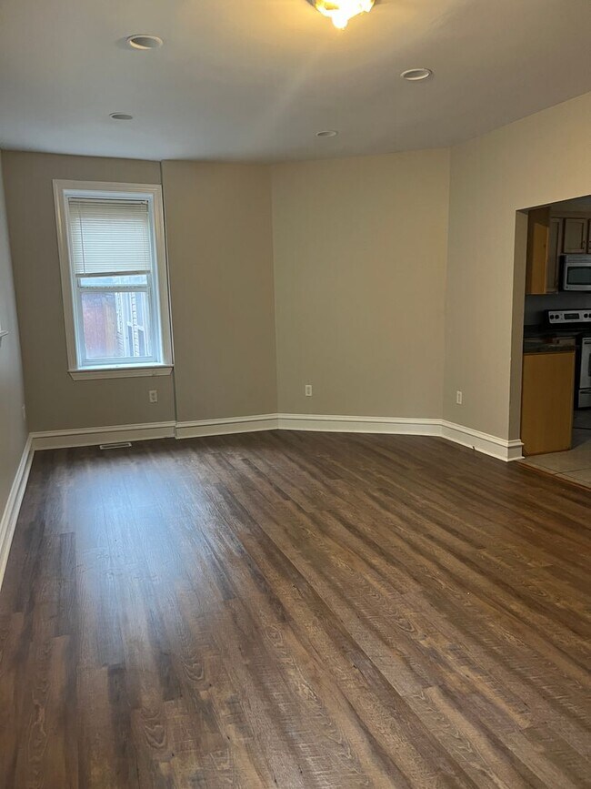 Building Photo - Spacious 4 Bedroom House in Southside Flats!