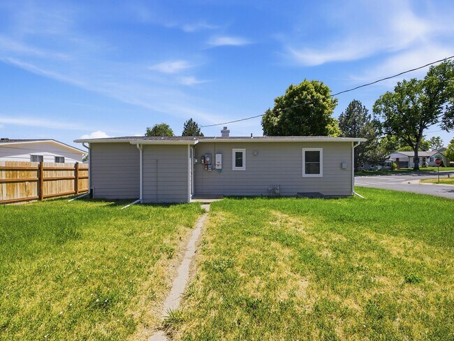 Building Photo - Updated 3 Bed Home with Vaulted Ceilings, Solar Panels & Large Corner Lot