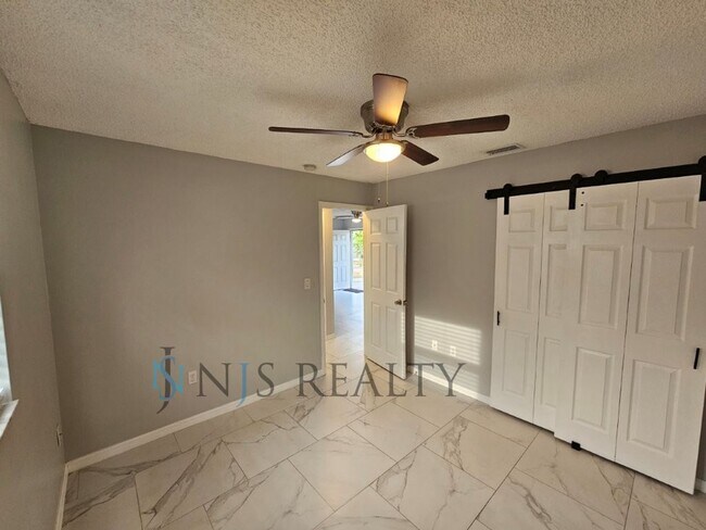 Building Photo - REDUCED PRICE!!!!  MUST SEE.. BEAUTIFUL IN...