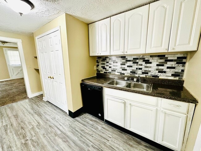 Building Photo - Updated FOUR bedroom home in South Louisville