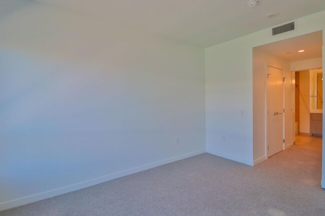 Building Photo - Modern & Spacious 2br/2ba In Mission Bay w...