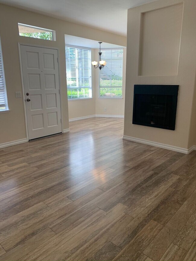 Building Photo - 2 bed / 2 bath unit in RSM available August 6th!!