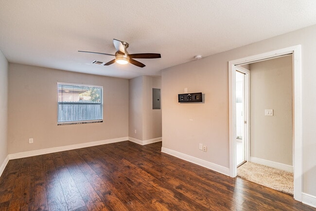 Building Photo - 3208 W Napoleon Ave