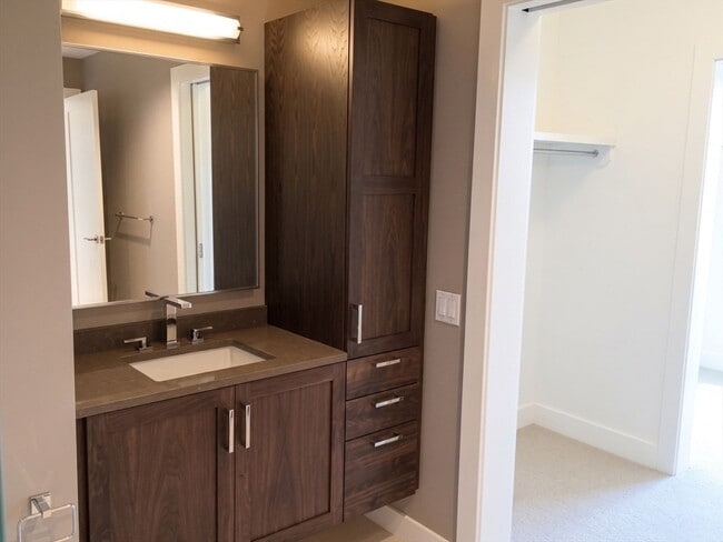 Building Photo - 32 Traveler St