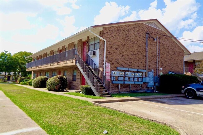 Building Photo - 104 S 11th St