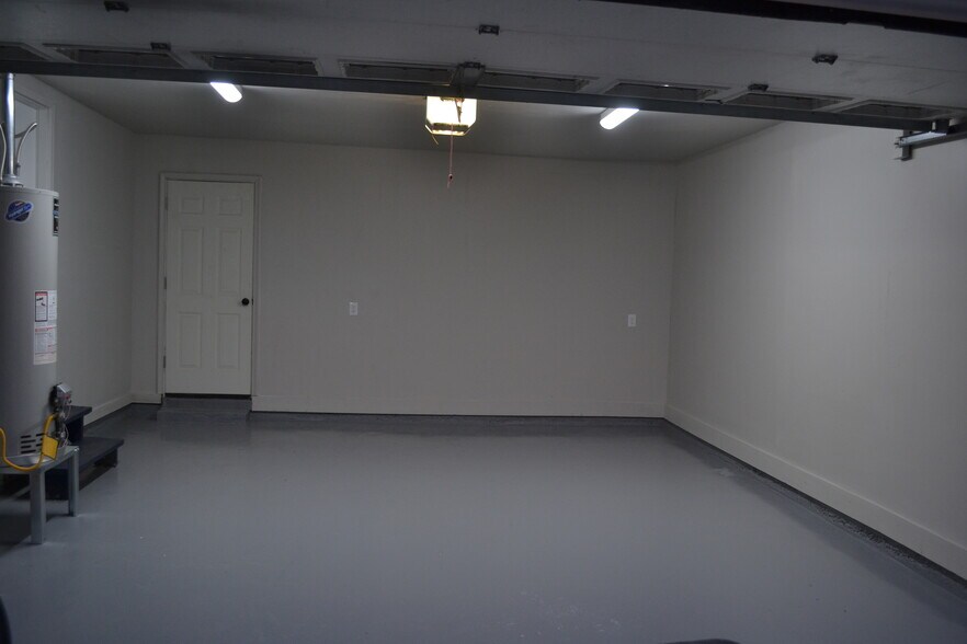 garage - 1338 S Yale Ave