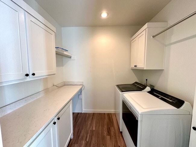 Building Photo - Beautiful 3 Bed/2 Bath Available!