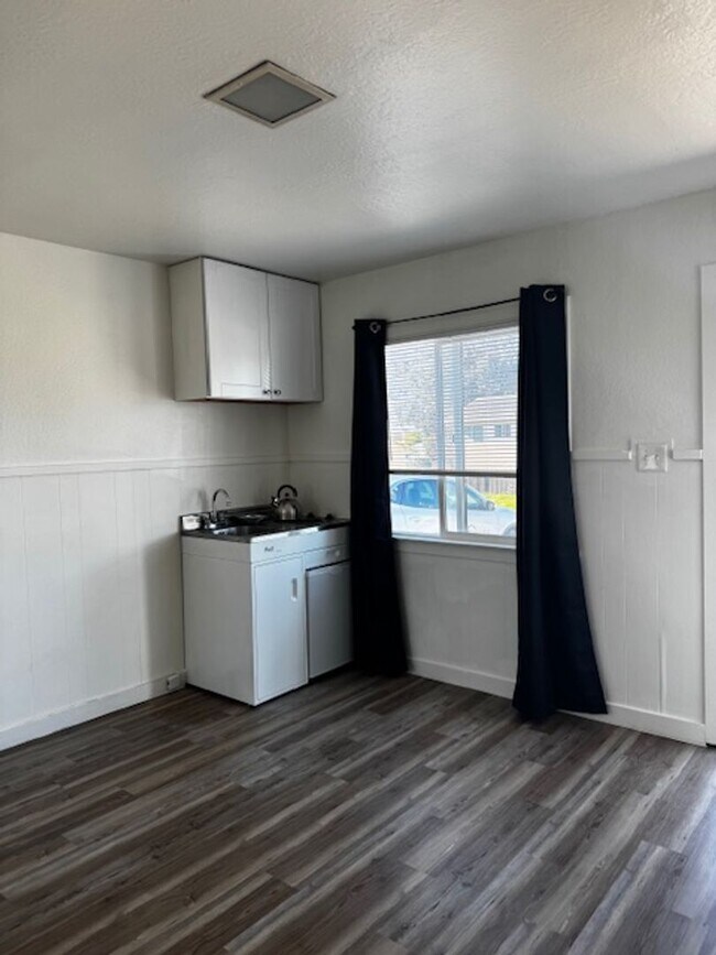 Building Photo - 3298 Del Monte Blvd