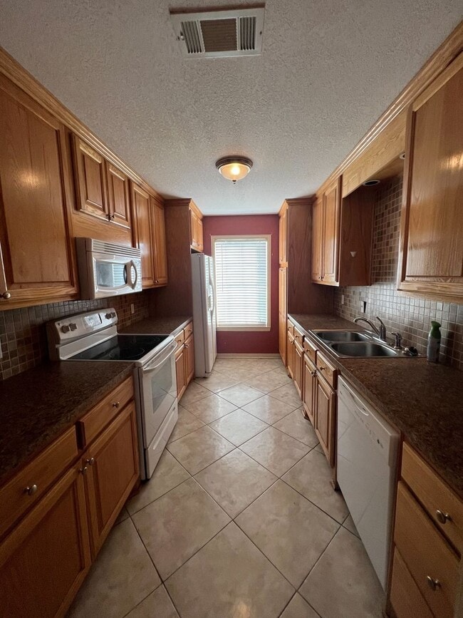 Building Photo - 2 bed, 1.5 bath beautiful townhouse