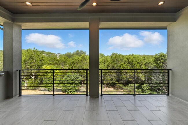 Building Photo - 512 Cowal Dr S