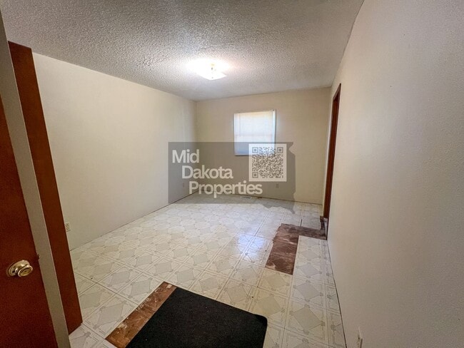 Building Photo - 813 N Sanborn-1 bedroom house with large two car garage