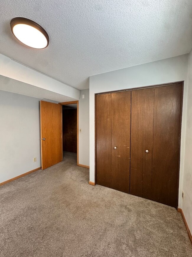 Building Photo - Charming 2 Bedroom Townhome in Cottage Gro...