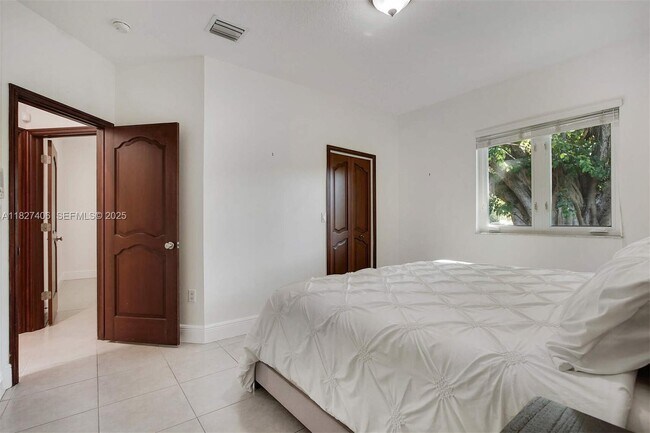 Building Photo - 13550 SW 82nd Ave