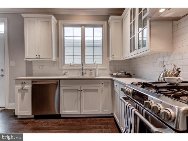 Building Photo - 602 D St