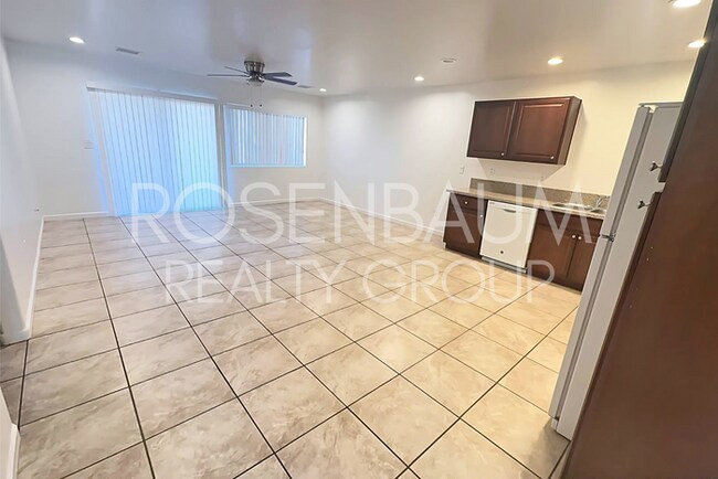 Building Photo - Beautiful 3-bedrooms, 2-baths duplex home ...