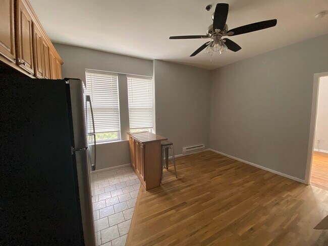 Building Photo - 734 Adams St