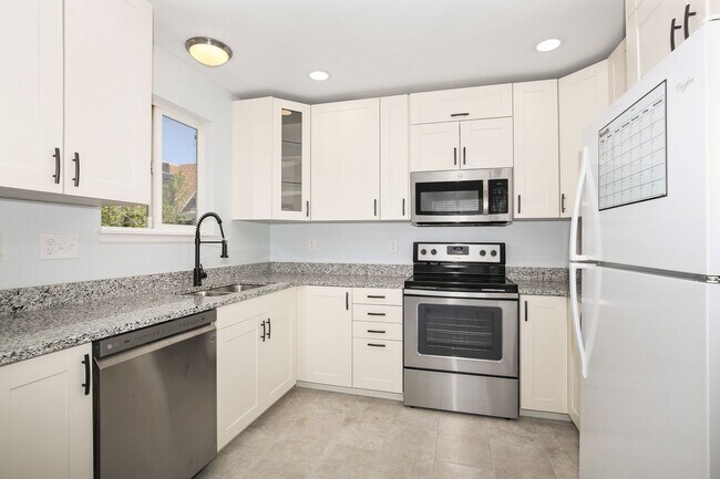 Building Photo - Beautiful 3 bed / 2 bath duplex in Uptown Neighborhood!