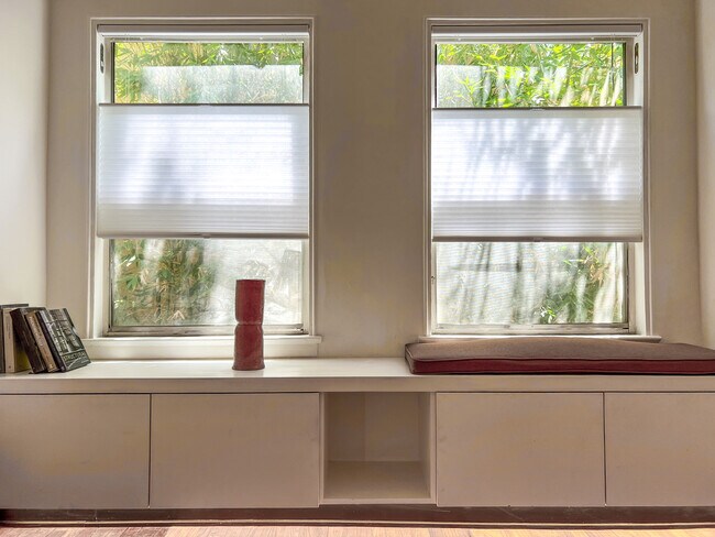 Building Photo - 234 Columbia Pl