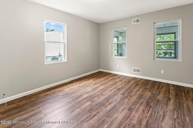 Building Photo - 292 Middle Rd