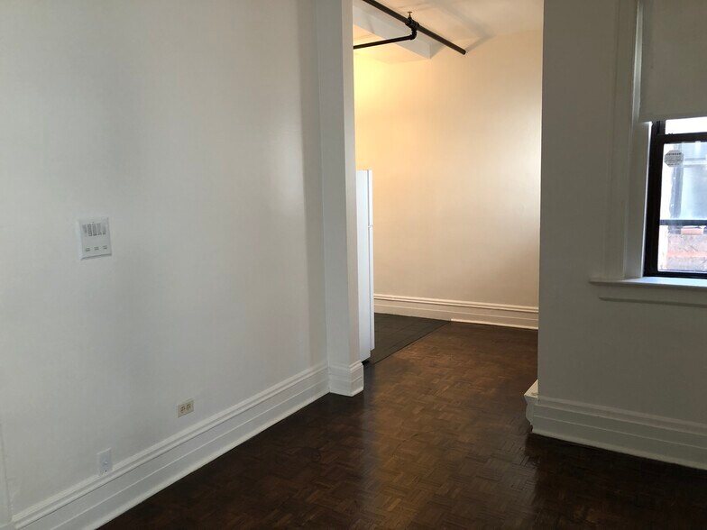 Building Photo - 2800 N Pine Grove Ave