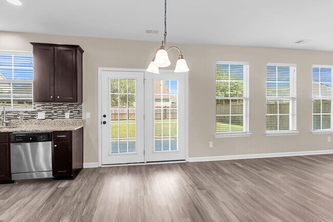 Building Photo - Convenient Location with Modern Amenities