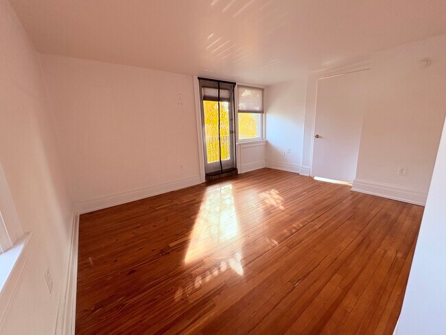 Building Photo - 1 E King St E