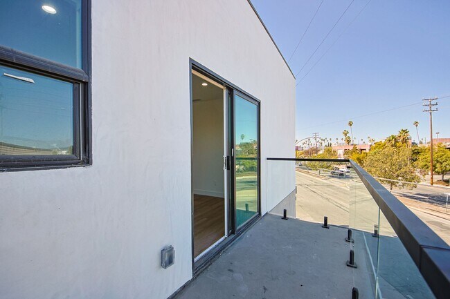Building Photo - 1638 S Longwood Ave