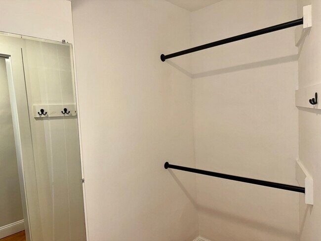 Building Photo - 25 Pine St