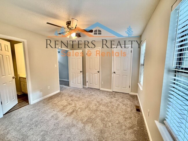 Building Photo - 2 Bedroom Condo with Private Patio