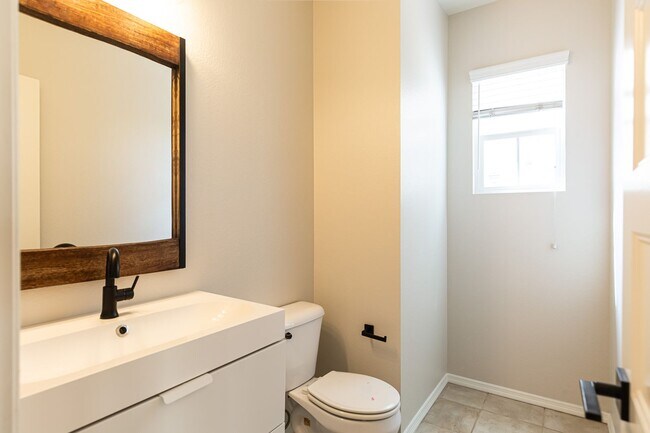 Building Photo - Beautiful Oceanside Cul-De-Sac Home!