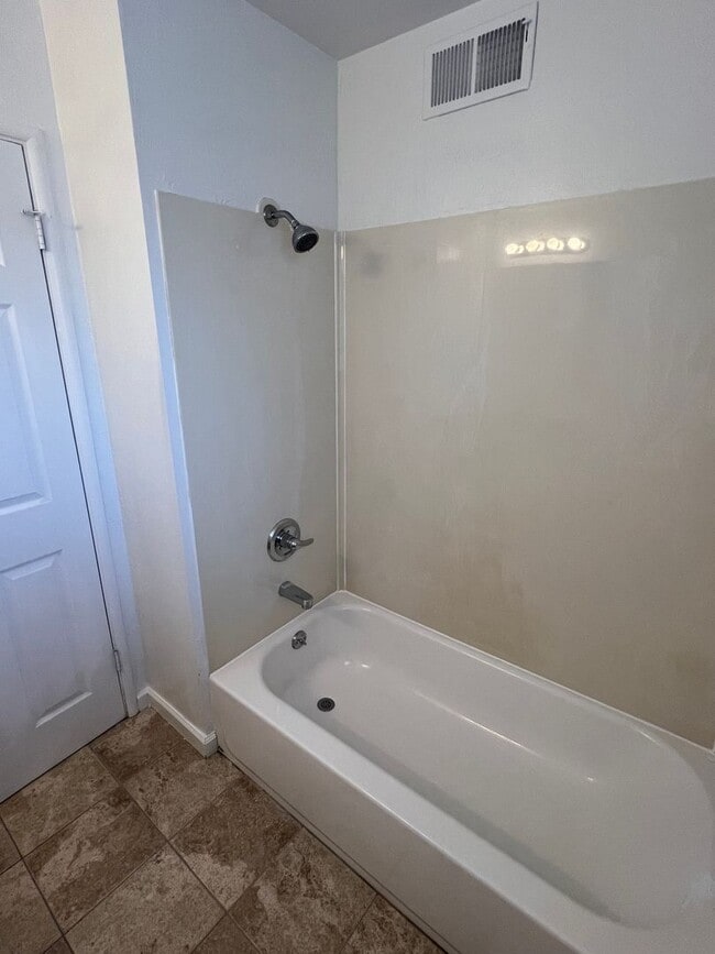 Building Photo - 3 bedrooms, 2 full bathrooms near CV high! Available now!