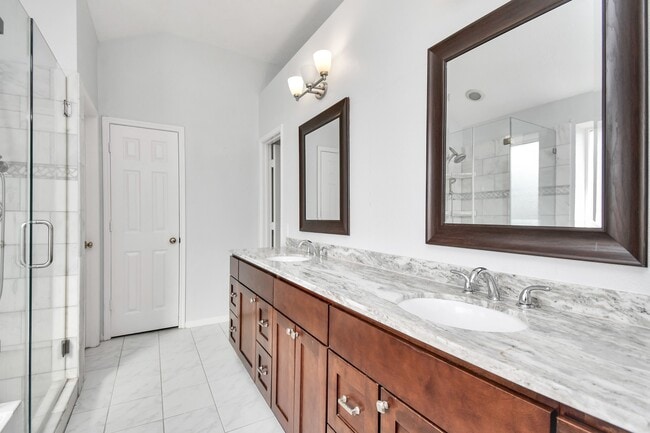 Building Photo - 15711 Rosewood Hill Ct