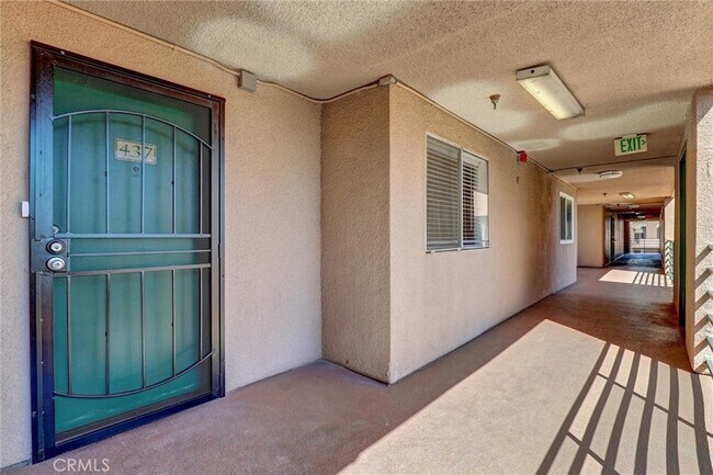 Building Photo - 450 E 4th St