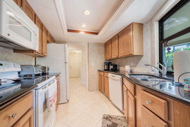 Building Photo - Hillside Home-3 bedrooms- 2 baths -2 car garage- Furnished-Available Now !