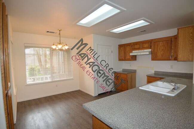 Building Photo - 3 Bedroom 2 Bathroom Home in SW Visalia! Close to Shopping and Restaurants!
