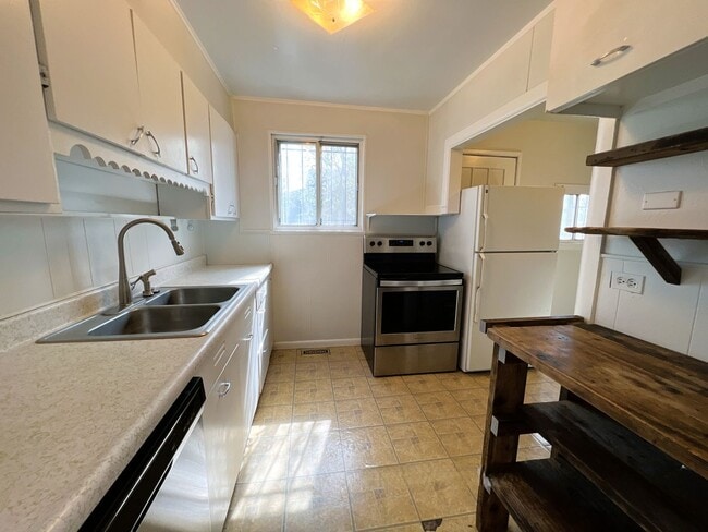 Building Photo - Lovely Home in Chafee Park Ready to Go!