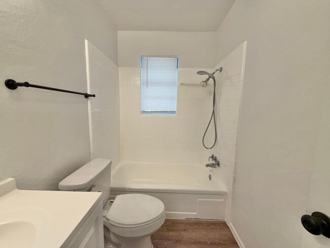 Building Photo - 3 bed Fresh inside!