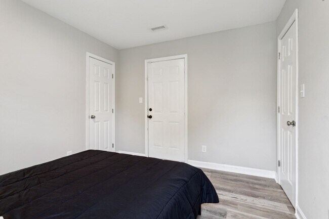 Building Photo - Updated ranch in Portsmouth!