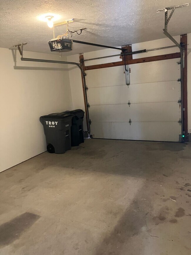 Building Photo - One bedroom apartment with attached one-car garage!