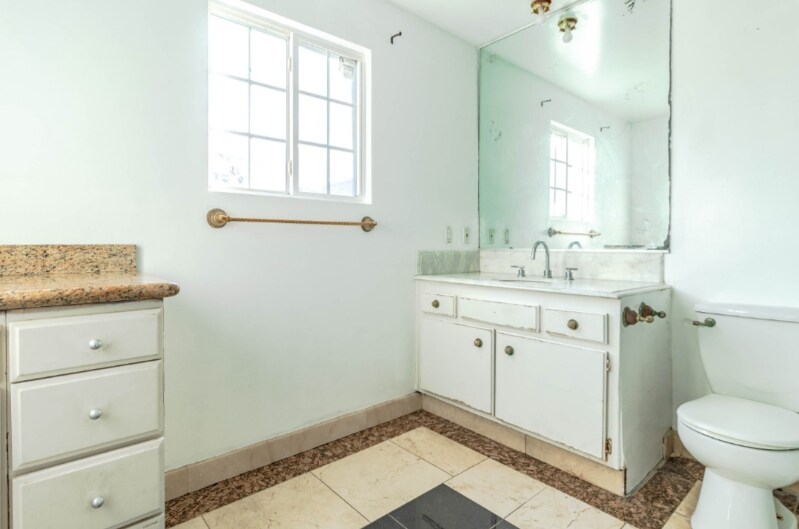 Building Photo - 930 W 130th St