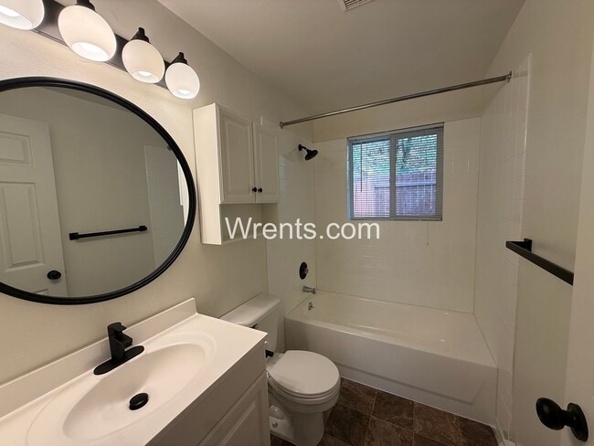 Building Photo - Charming Duplex Living – 3BR/2BA + Bonus Room & Garage