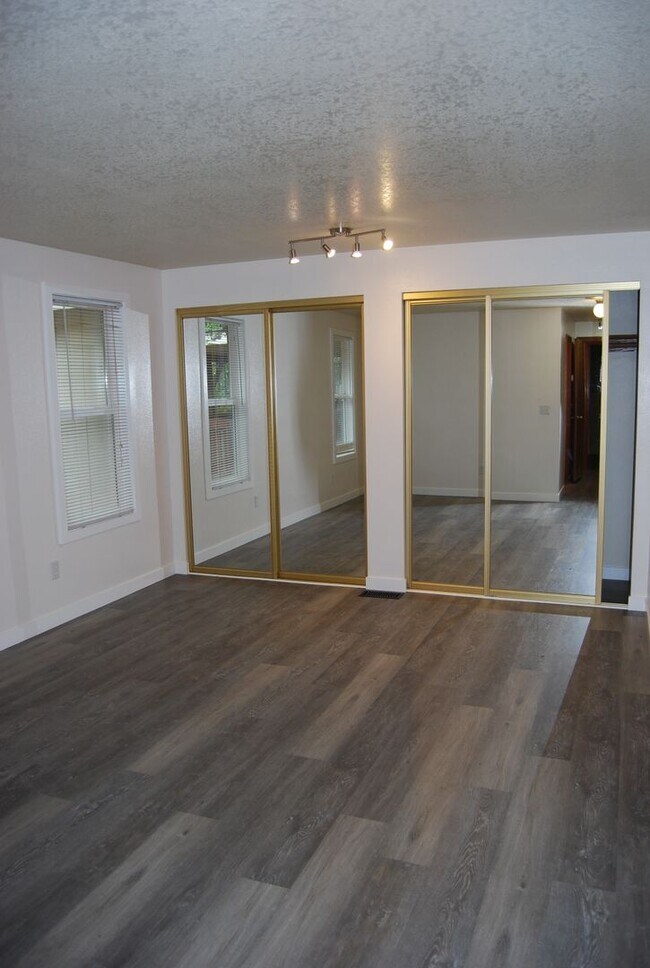 Building Photo - Charming 2 Bedroom 1.5 Bathroom in Tigard