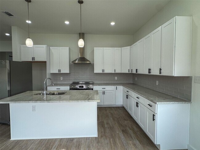 Building Photo - 440 Lucy Rd