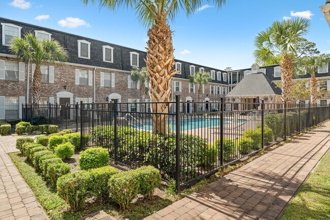 Building Photo - 357 N Post Oak Ln