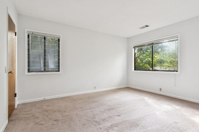 Building Photo - 1000 Muirfield Dr NE
