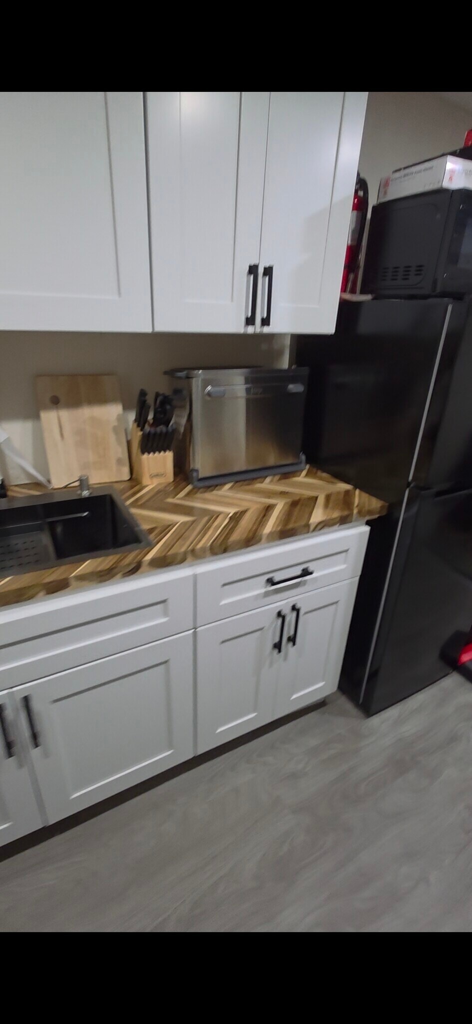 Kitchenette - 2437 S Milan St