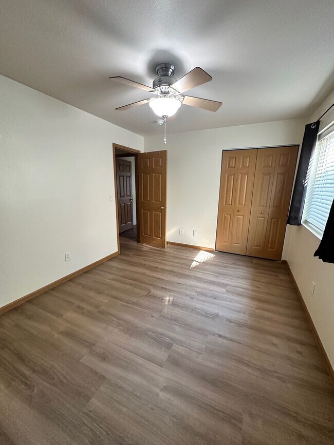 Building Photo - Lovely 2 bedroom 1.5 bath condo