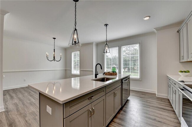 Building Photo - 6892 Roswell Rd NE